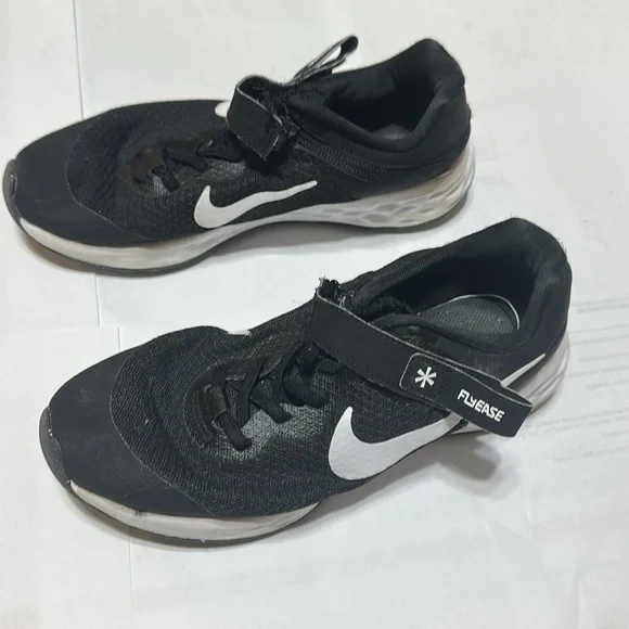 Nike FlyEase  Kids Black and White Running Shoes - Picture 2 of 4